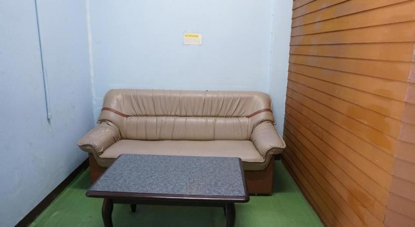 Oyo 730 Meedee Hostel Bangkok Eksteriør billede